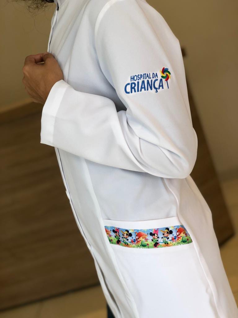 Detalhe de bordado em manga de jaleco