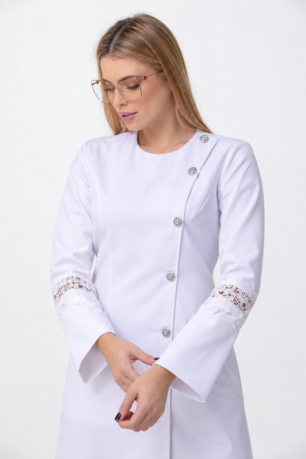 Jaleco com Punhos Decorados — nome a confirmar — Branco — modelo virtual